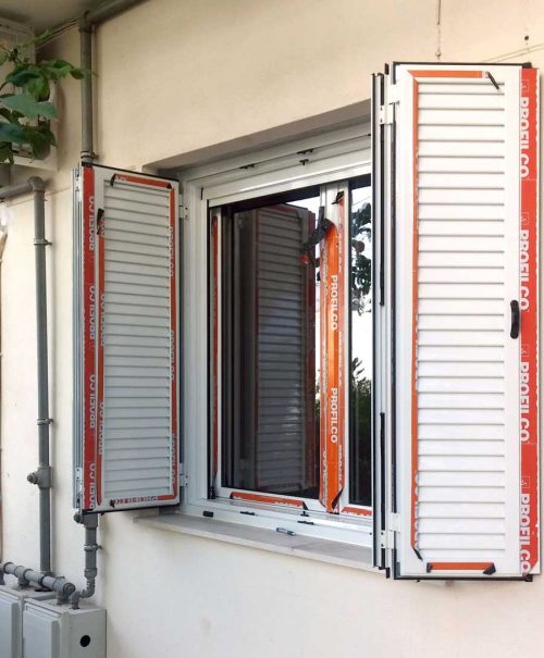 Παράθυρο αλουμινίου με φύλλα