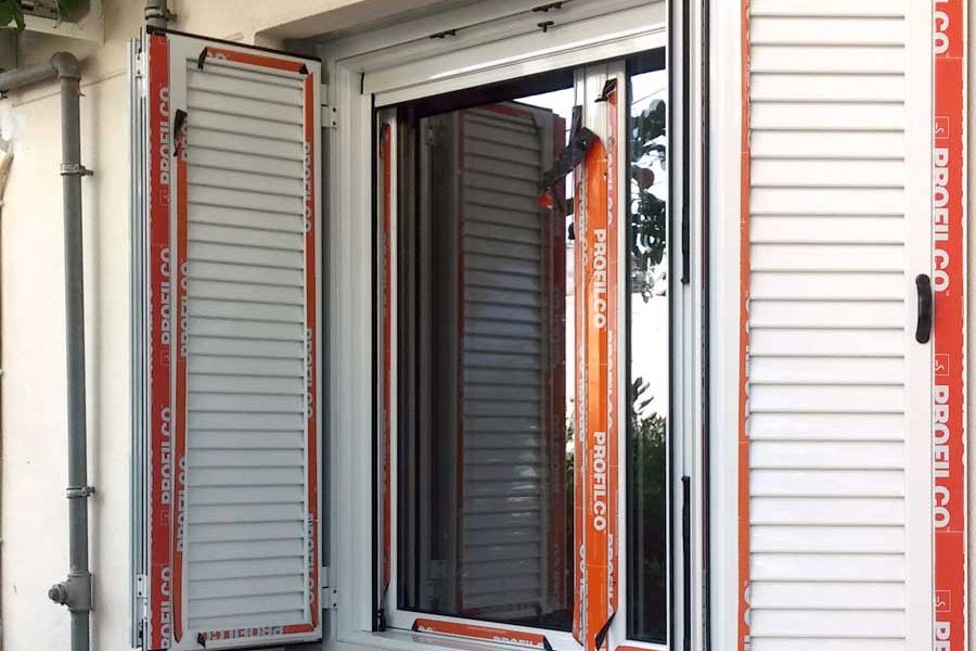 Παράθυρο αλουμινίου με φύλλα