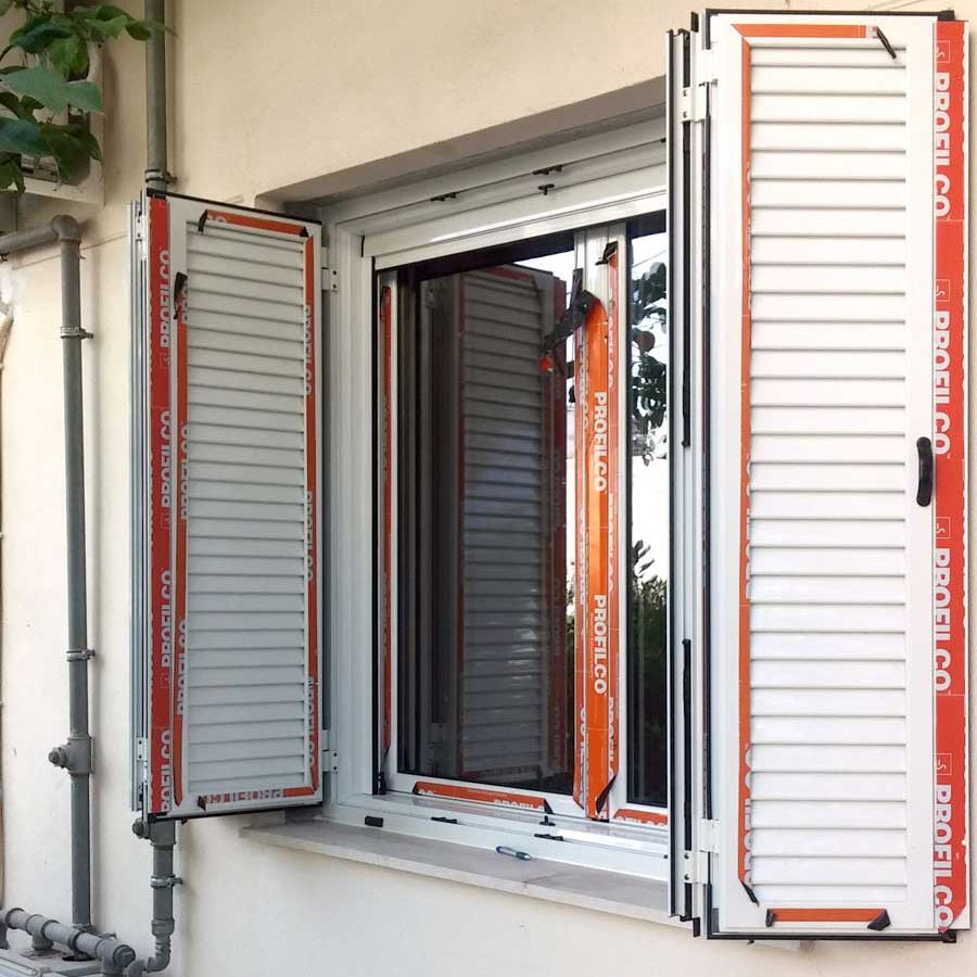 Παράθυρο αλουμινίου με φύλλα Παράθυρο αλουμινίου με φύλλα